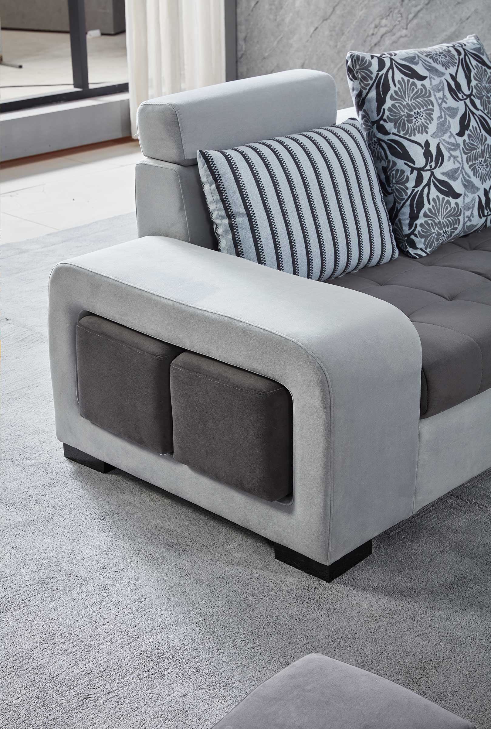 Selena Style D Sectional With Chaise